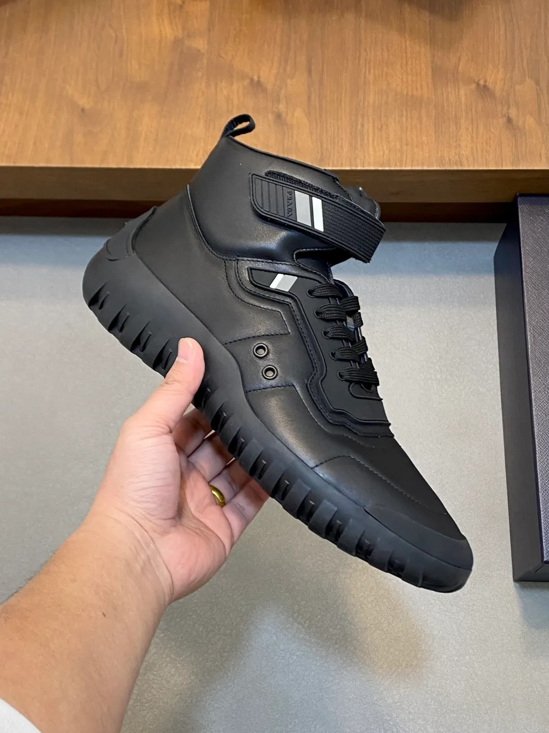 Men's shoes 💰860 Prada/Prada's new men's patchwork casual sports boots! The shoe's exquisite stitching outlines a unique geometric texture, and contemporary lines and details reinterpret the classic sports style. The upper is made of ultra-official material, and the lining is full cowhide. It is lightweight, breathable, practical and versatile. The tongue is decorated with the Prada Milano logo, and the logo print is embellished with the laces. It is paired with a 2.5cm two-color rubber sole to create a comfortable wearing experience. Comes with full set of original packaging dust bag! Size: 39-40-41-42-43-44 (45 customized) standard leather shoe size